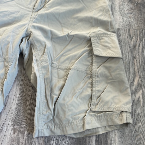 Columbia Mens Khaki Omni- Shade Regular Fit Outdoor Shorts, 12” inseam, size 32 - Picture 6 of 11